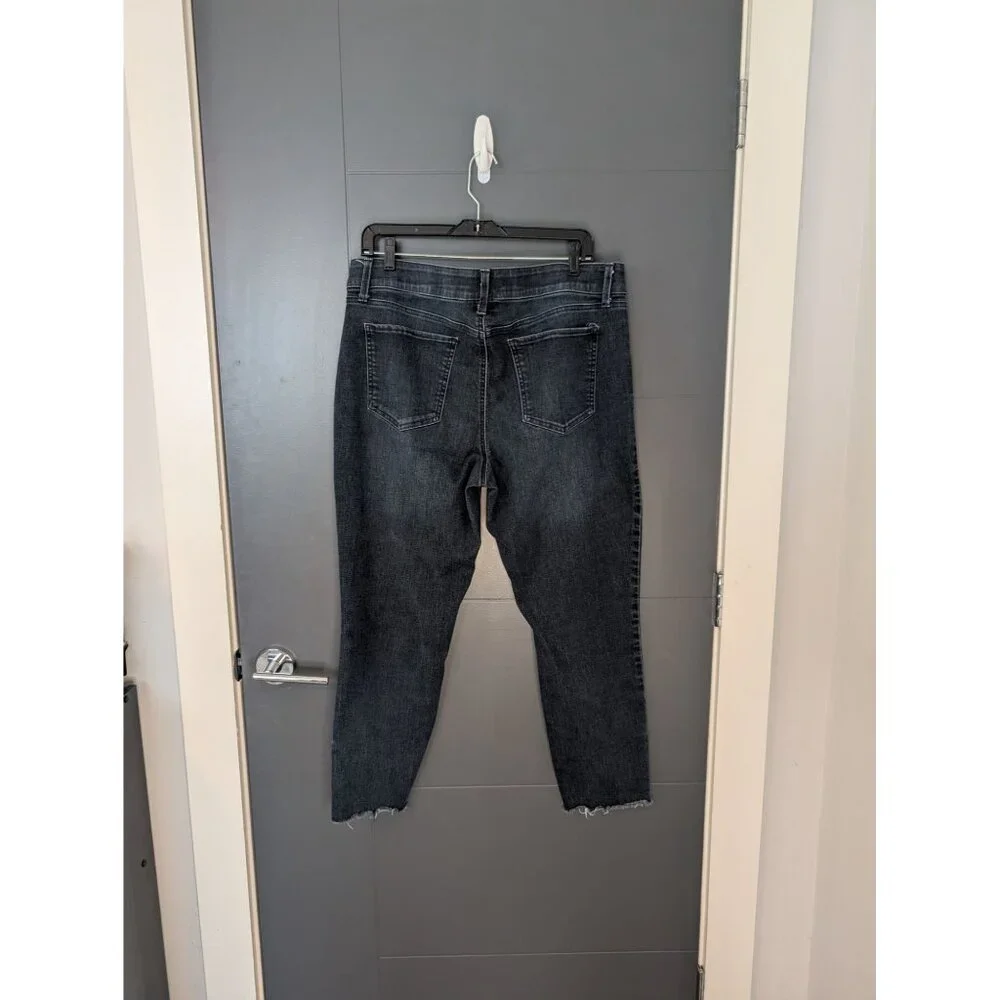 Croft and‎ Barrow Dark Wash Raw Hem Cropped Jeans with Stud Detail - 16